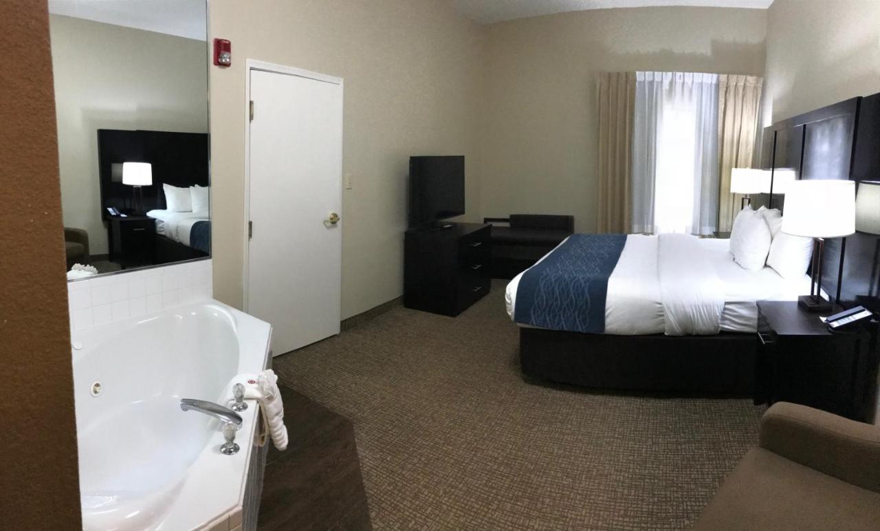 King Suite with Hot Tub in Room - Accessible/Non-Smoking