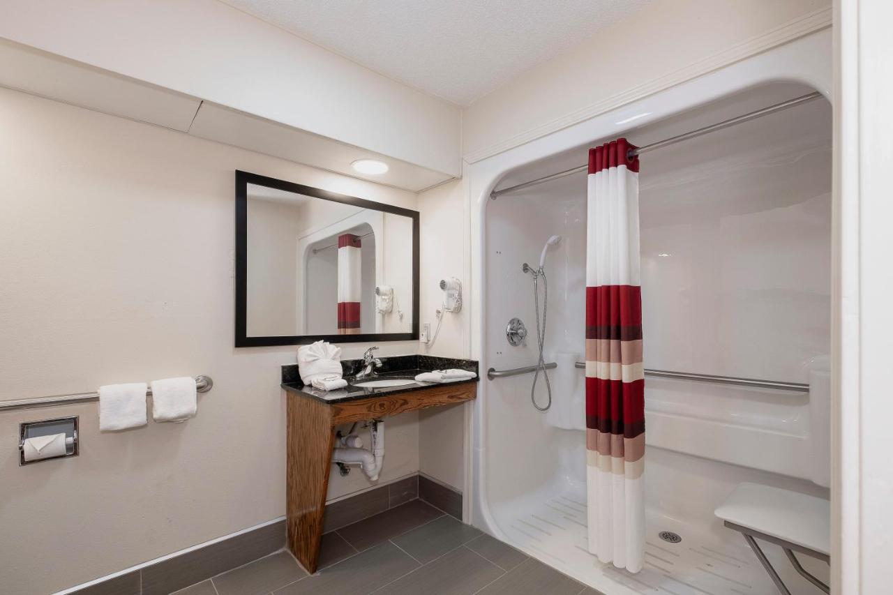  Superior King Room with Roll-In Shower - Disability Access/Non-Smoking